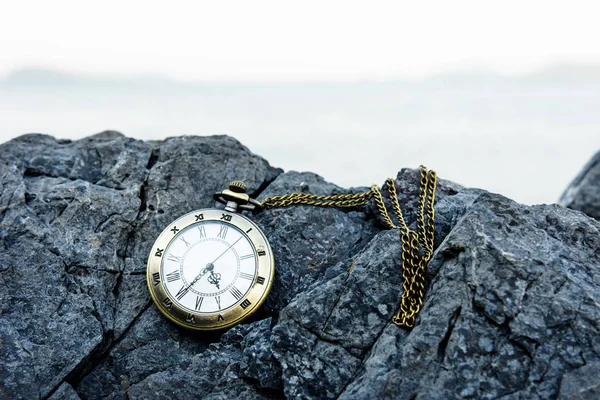 Vintage relógio de bolso dourado na rocha — Fotografia de Stock