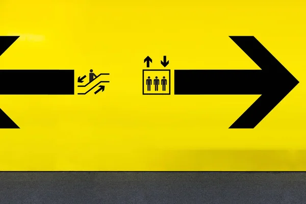 Letiště znamení výtah ikonou, eskalátor a šipka — Stock fotografie