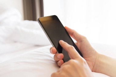 Yatağa akıllı telefon kullanarak ele