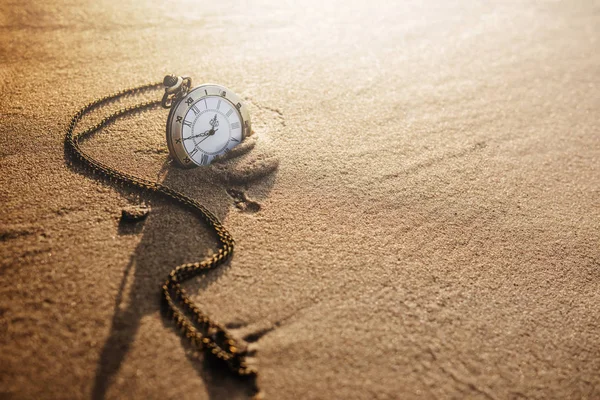 Reloj de bolsillo Vintage en la playa de arena dorada — Foto de Stock