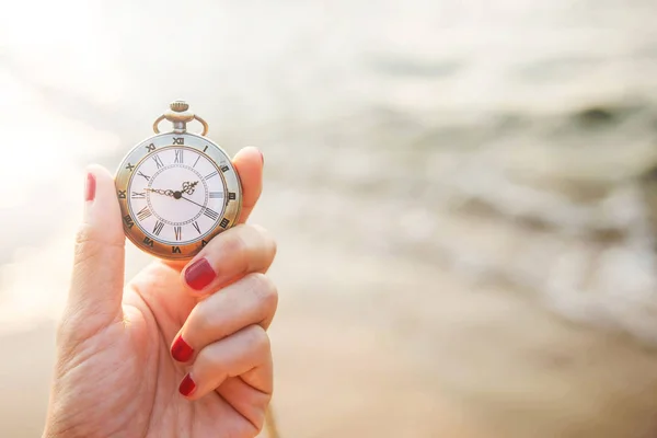 Mujer sosteniendo reloj de bolsillo Vintage — Foto de Stock