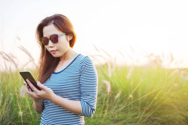 Akıllı telefon kullanarak metne kadın