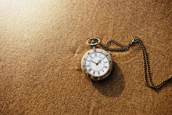 Reloj de bolsillo Vintage en la playa de arena dorada — Foto de Stock