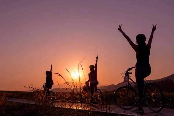 Silhouette de l'ami à vélo pendant le lever du soleil — Photo