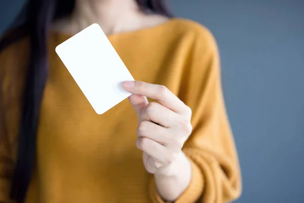 Mujer sosteniendo tarjeta de visita en blanco — Foto de Stock