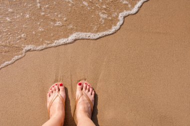 Kadın yaz kum plaj sandalyesine metrelik