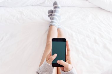 Akıllı telefon yatak, en iyi görünümü kullanarak erkek