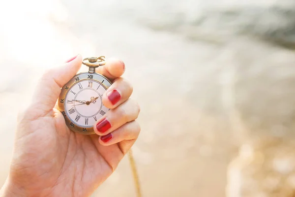 Mujer sosteniendo reloj de bolsillo Vintage — Foto de Stock