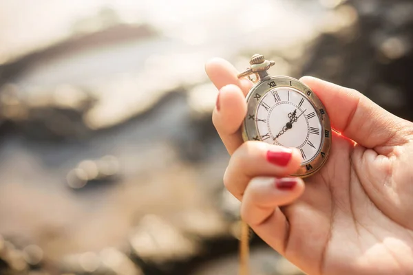 Mujer sosteniendo reloj de bolsillo Vintage — Foto de Stock