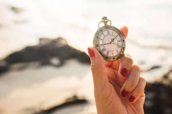 Mujer sosteniendo reloj de bolsillo Vintage — Foto de Stock