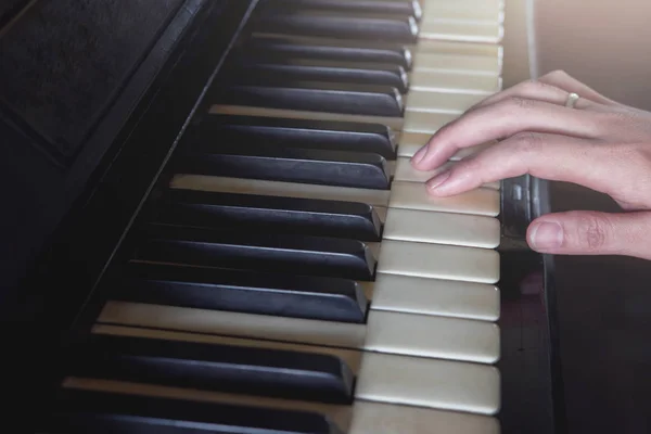 Zongorista használja kezét, hogy zongorázni — Stock Fotó