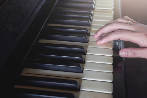 Pianist use hand to play piano — Stock Photo, Image