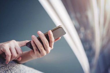 Şehirde akıllı telefon kullanarak el