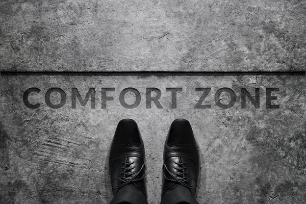 Comfort zone concept, schoenen van zakenman, bovenaanzicht — Stockfoto