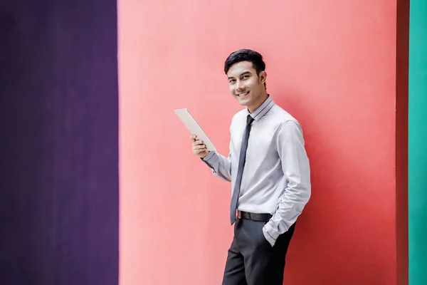 Empresário feliz sorrir e segurando tablet digital — Fotografia de Stock