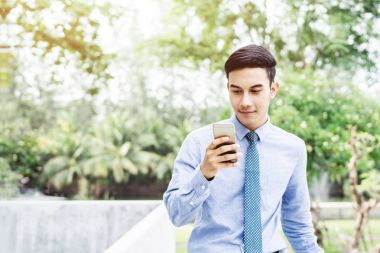 İşadamı ile onun akıllı telefon açık rahatlatıcı