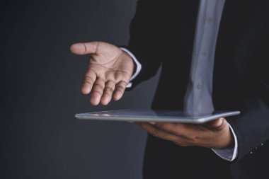 İşadamı açık el mevcut dijital tablet için