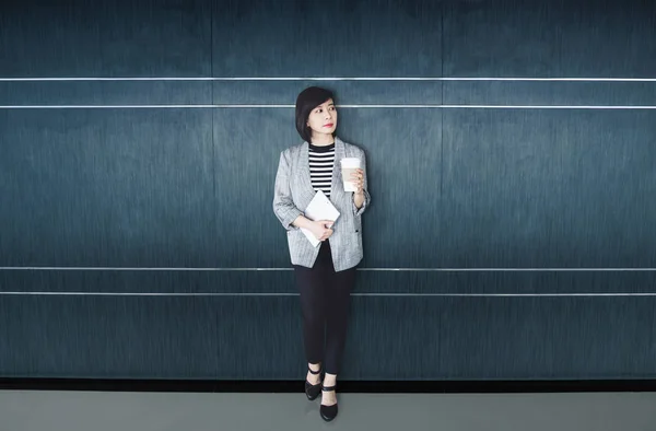 Mujer trabajadora de negocios de pie en la pared — Foto de Stock
