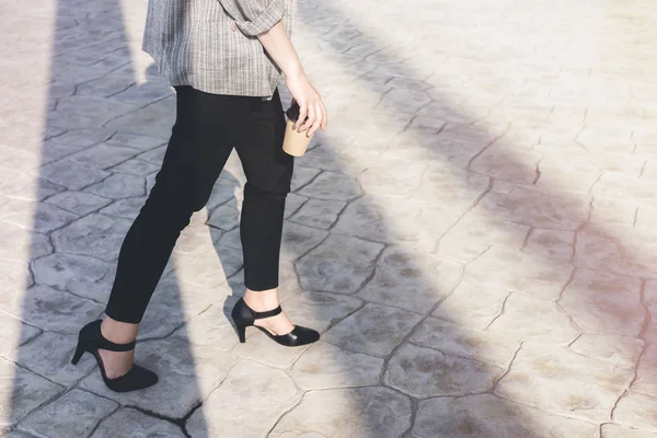 Unterer Teil der Geschäftsfrau geht im Freien spazieren — Stockfoto