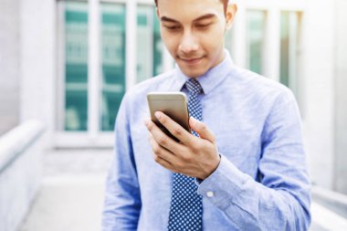 Bulanık genç ve modern çekici işadamı rahat kıyafet s