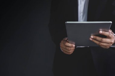 Dijital tablet, koyu tonu kullanma işadamı parçası