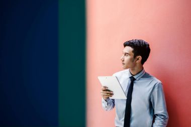 İş adamı düşün ve dijital tablet ile başarı için arıyorsunuz