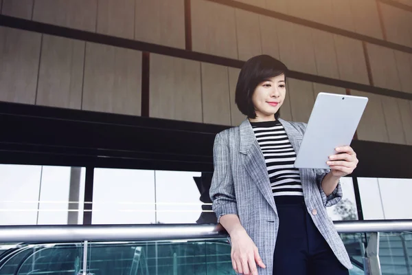 Mulher trabalhadora atraente e confiante usar tablet digital dentro — Fotografia de Stock