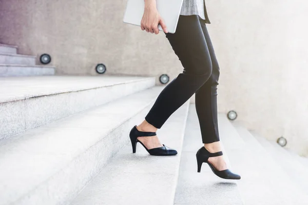 Mujer trabajadora de negocios pasos caminando en la escalera al aire libre, vista lateral, estilo de vida y motivación del concepto femenino moderno — Foto de Stock