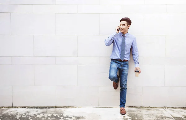Giovani e moderni attraenti Businessman stand and talk via Smart — Foto Stock