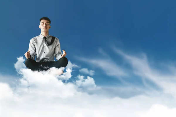 Joven Empresario Sentado en la Nube por encima del Cielo con Yoga Medita — Foto de Stock