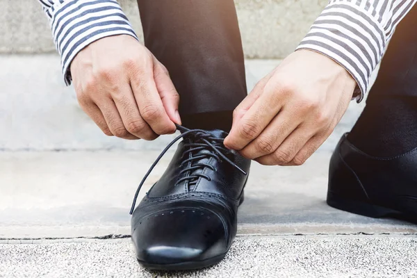 사업가는 신발끈을 묶어, 새로운 도전 개념, 더 낮은 부분 및 야외 현장에 대 한 준비 — 스톡 사진