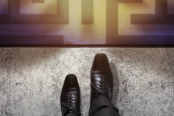 Empresario en el negocio oxford zapatos pasos en el laberinto — Foto de Stock