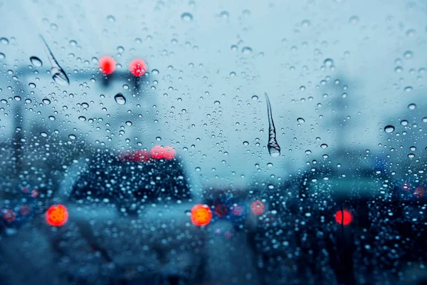 Fondo borroso de atasco de tráfico en día lluvioso en junco de cruce — Foto de Stock