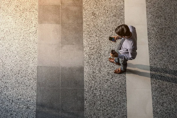 Podnikatel, pomocí chytrého telefonu, pohled shora, sociální c po celé délce — Stock fotografie