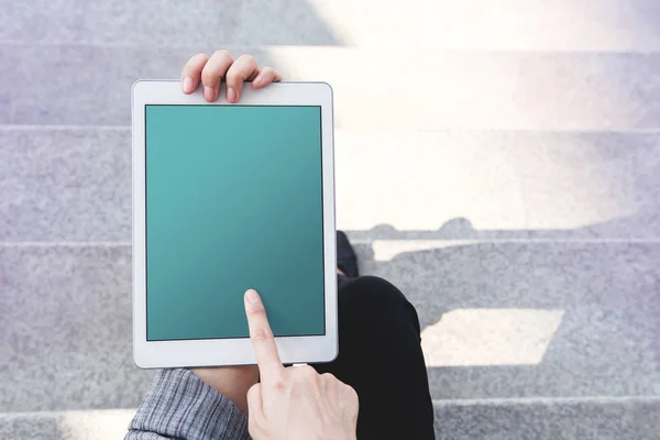 Femme de travail d'affaires assis et en utilisant la maquette de tablette numérique à ou — Photo