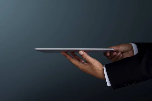 Partie de Businessman Hand tenant une tablette numérique pour le moment mo — Photo
