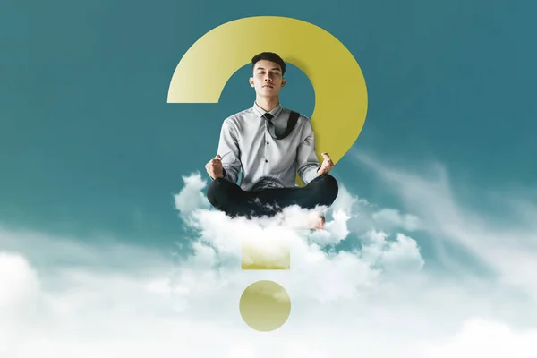Jonge zakenman aanbrengen op wolk boven de hemel met Yoga medita — Stockfoto