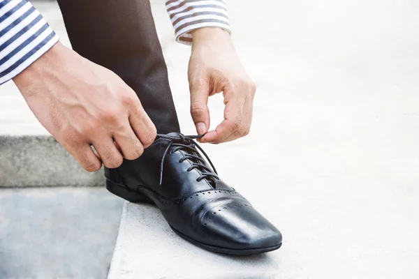 사업가는 신발끈을 묶어, 새로운 도전 개념, L에 대 한 준비 — 스톡 사진