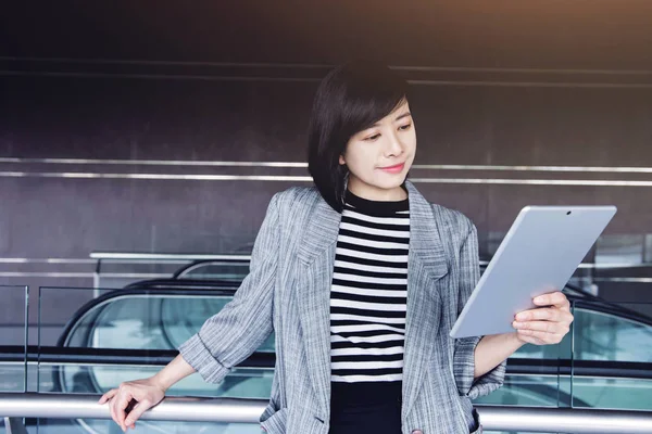 Mulher trabalhadora atraente e confiante usar tablet digital dentro — Fotografia de Stock