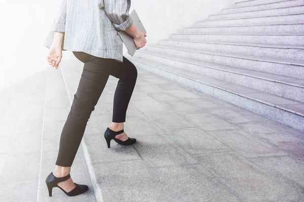 야외 계단의 측면 보기에 걷는 여자 단계를 작동 하는 비즈니스 — 스톡 사진