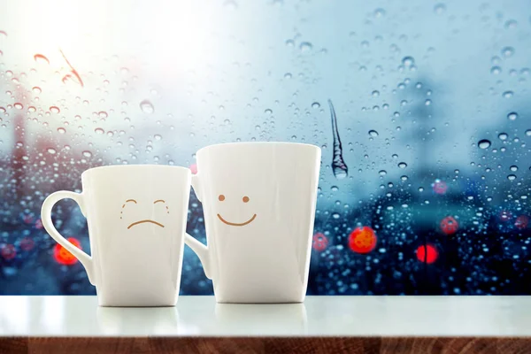 "Está bien "concepto, amigo de taza de café con tristeza llorando fac —  Fotos de Stock