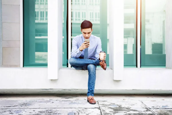 Empresario sentado al aire libre y trabajando en el teléfono inteligente, Estilo de vida — Foto de Stock