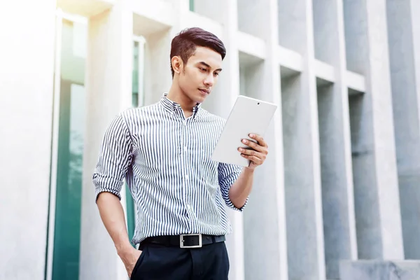 Giovane imprenditore asiatico che lavora su tablet, Stile di vita di m moderno — Foto Stock