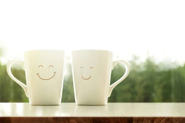 Un par de taza de café feliz con la cara sonriente en la mañana, Blur —  Fotos de Stock