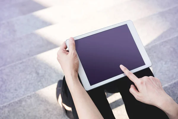 Femme de travail d'affaires assis et en utilisant la maquette de tablette numérique à ou — Photo