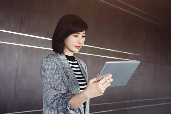 Femme de travail attrayante et confiante utiliser tablette numérique à l'intérieur — Photo