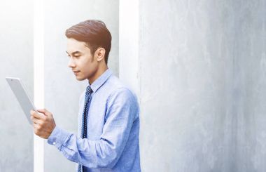 Asya genç işadamı, tablet üzerinde çalışan, iş, ileti veya kullanım teknoloji iletişim kurmak için yaşam tarzı modern erkek bağlı her zaman kavramı, odak Tablet