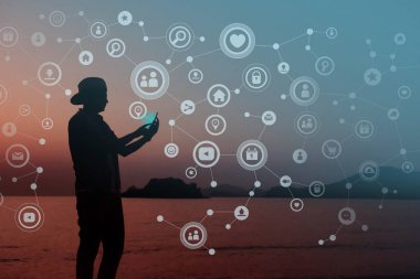 Her zaman bağlı kavramı, Genç siluet insan akıllı telefon iletişim ağı, plaj veya kırsal için arka plan olarak kullanma