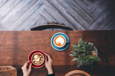 Ahşap açayım en iyi görünümü kahve dükkanı, sıcak Latte kadın elinde fincan için iç tasarım ve dekorasyon