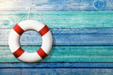 Hayat kurtarma yüzük Island beach havuzunda renkli ahşap duvara asılı şamandıra korur